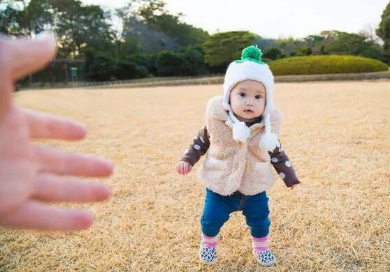 小孩几个月会走，探索婴儿行走的里程碑